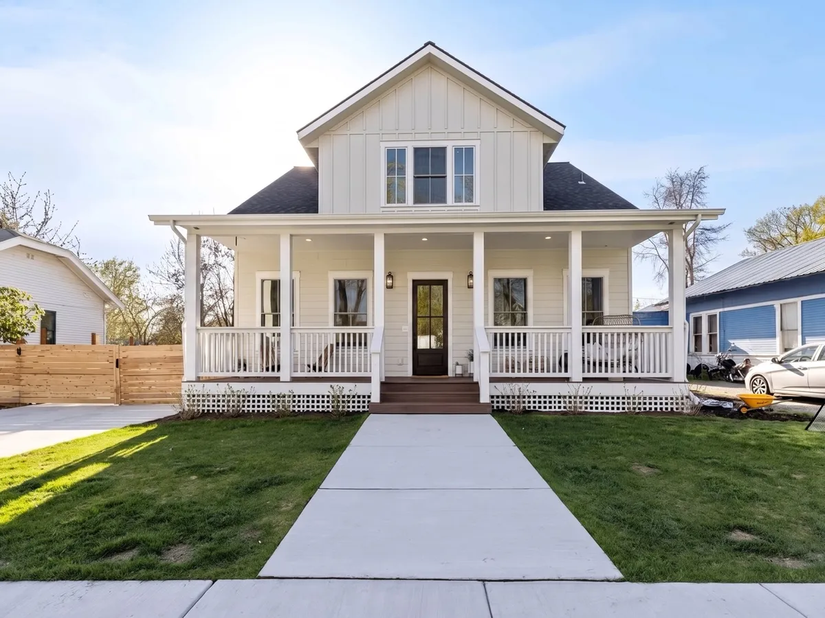 Craftsman home exterior in daylight