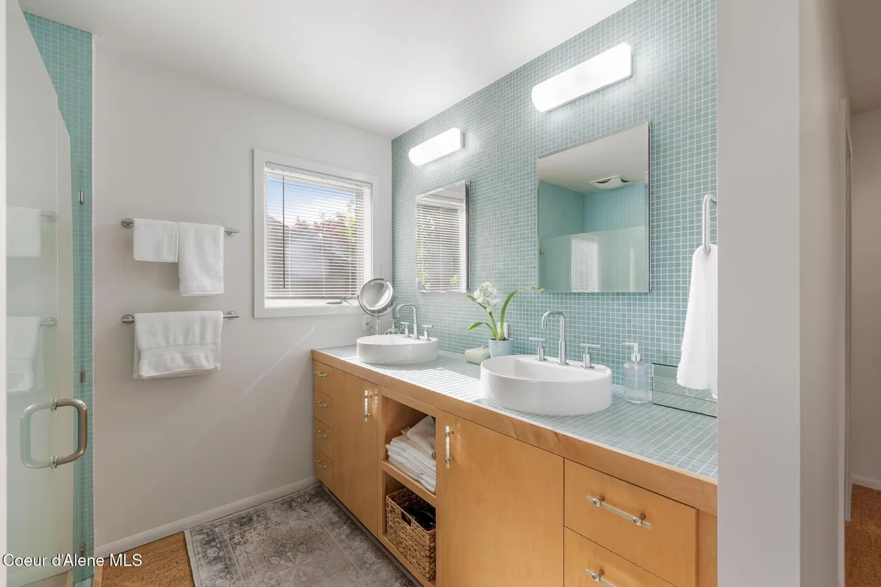 3086 E Point Hayden Dr - Vanity - Before